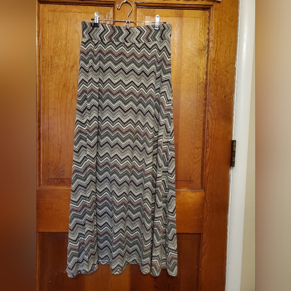 Pull-on full-length stretchy skirt, size medium